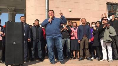 В Киргизии депутат требует скорейшего импичмента президента