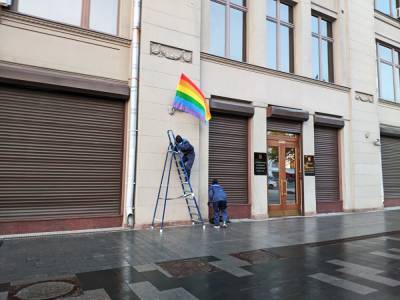 Pussy Riot поздравила Путина ЛГБТ-флагами на зданиях ФСБ, АП, Минкульта и суда