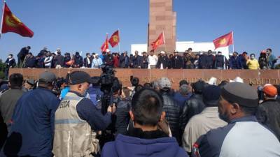 За два дня: в Бишкеке третий раз за 15 лет свергли власть
