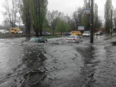 Мощный ливень превратил Киев в бурлящую «реку»