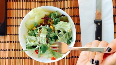 "Чистый белок": челябинцу подали в кафе салат с живыми червями