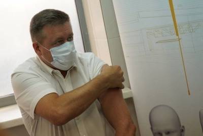 Губернатор Николай Любимов сделал прививку от гриппа