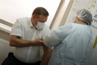 Николай Любимов сделал прививку от гриппа рязанского производства