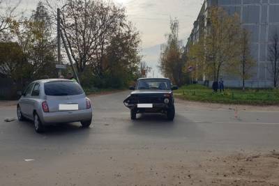 В Костроме автоледи на «Нисан» протаранила пенсионера на «Ниве»