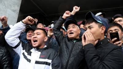 Политическая чехарда в Киргизии грозит расколом страны