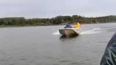 Рыбаки на Оби угрожали "конкурентам" карабином и протаранили их лодку