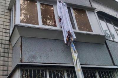 В Киеве пьяный лез с блакона по простыням и сорвался с пятого этажа