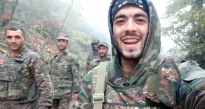 Участник апрельской войны в Карабахе на передовой и подбадривает друзей песней. Видео