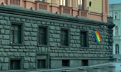 Участники группы Pussy Riot вывесили флаги ЛГБТ на зданиях ФСБ и администрации президента