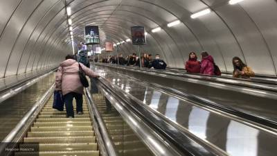 Власти Петербурга призвали усилить контроль за ношением масок в метро