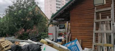 Жители частного дома в Петрозаводске устроили опасную свалку