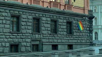Pussy Riot в день рождения Путина вывесили радужные флаги у здания его администрации
