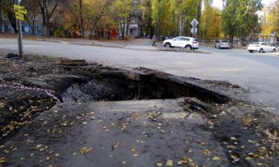 В Саратове под землю ушел недавно отремонтированный тротуар