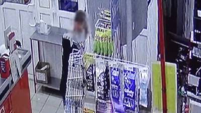 В Липецке мужчина с кухонным ножом совершил разбой в магазине