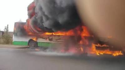 Полыхающий автобус в Ярославле попал на видео