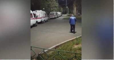 Очевидцы сняли очереди из машин скорой помощи в Москве