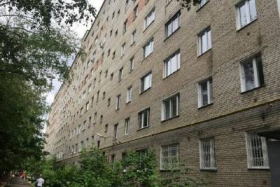 Состояние мужчины, упавшего с пятого этажа в Серпухове, остаётся тяжёлым