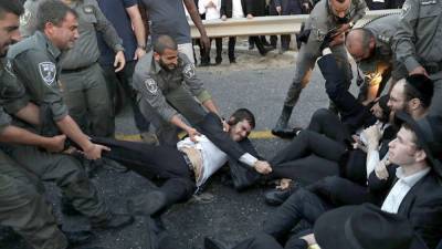 В Израиле идут столкновения ортодоксальных иудеев с полицией