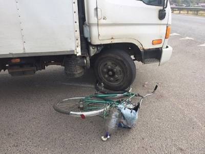В Смоленском районе 76-летний велосипедист угодил под колеса грузового фургона