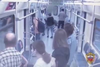 В московском метро пассажир с ножом напал на девушку