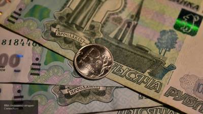 Рубль растет к доллару и евро на открытии торгов