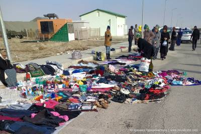 Жители Туркменабата устроили протест после попытки полицейских разогнать блошиный рынок