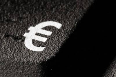 Официальный курс евро снизился до 91,81 рубля