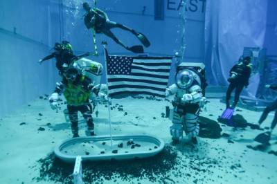 NASA испытало новые лунные скафандры под водой