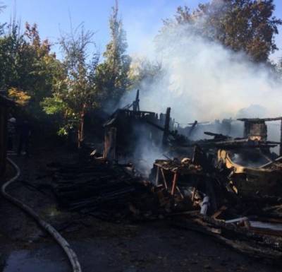 В Новошахтинске на Соколова сгорели гараж и хозпостройка