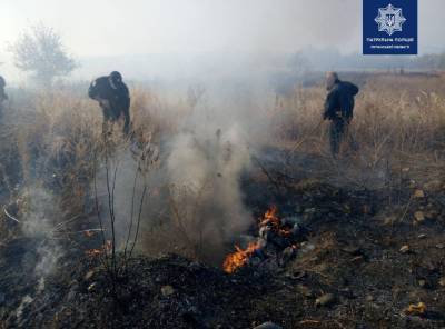 На окраине Лисичанска произошел пожар: пострадали гаражи и дачи