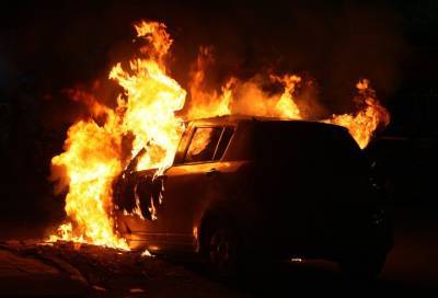 В Гатчине ищут ночного поджигателя авто