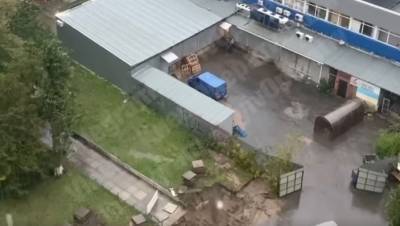 В Киеве засняли заискривший под дождем высоковольтный кабель