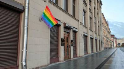 Ко дню рождения Путина Pussy Riot повесили ЛГБТ-флаги на его администрацию и ФСБ и выдвинули 7 требований