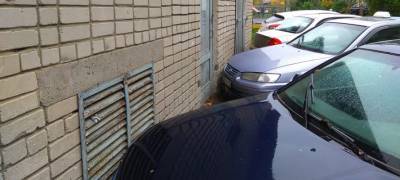 Припаркованные автомобили мешают устранить аварию на сетях наружного освещения в Петрозаводске