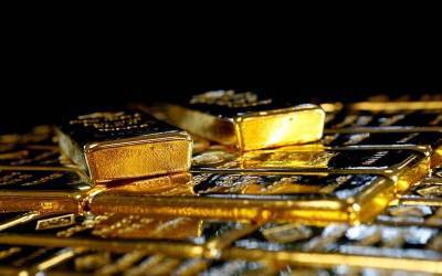 Золото дорожает после снижения почти на 2% накануне