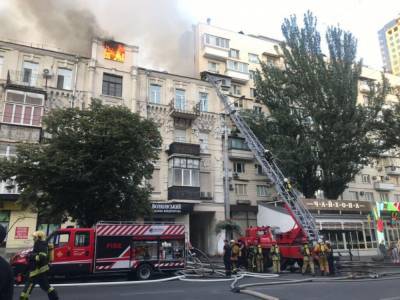 Дом в центре Киева, где сгорела крыша 2 месяца назад, заливает дождем: ремонт жильцам так и не сделали