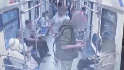 Появилось видео, как мужчину с ножом скрутили в метро.