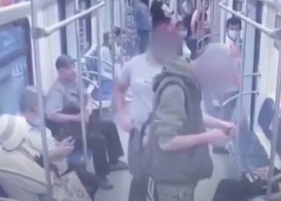 Пассажир метро обезвредил и передал полиции мужчину, угрожавшего девушке ножом