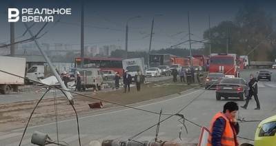 В Казани трамвай столкнулся с двумя грузовиками