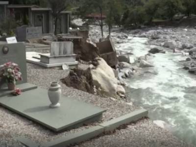 Мощное наводнение размыло кладбище во Франции: покойников унесло в Италию