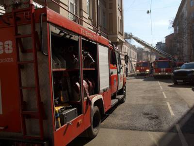 Крупный пожар произошел в заброшенном здании в центре Москвы