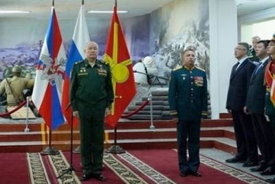В Ставрополе новому командующему торжественно вручили штандарт