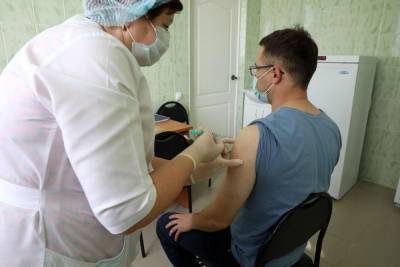 В Курганской области первым добровольцам поставили прививки от коронавируса