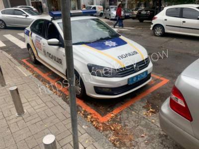 «Место для любителей штрафов»: в Киеве полицейские отличились на парковке