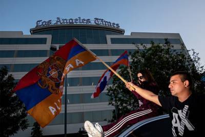 К редакции Los Angeles Times пришли протестовать сотни армян