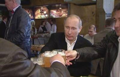 Путин завязал с пивом, объяснив причину: "В последнее время брюхо растет"