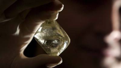 Физики нашли способ превратить алмаз в металл