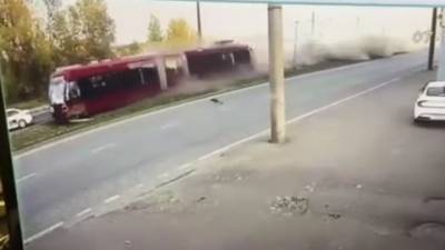 Трамвай слетел с рельсов и протаранил машины в центре Казани. Видео