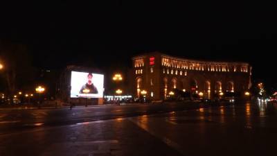 Ролики о войне в Карабахе показывают на экранах в Баку и Ереване.