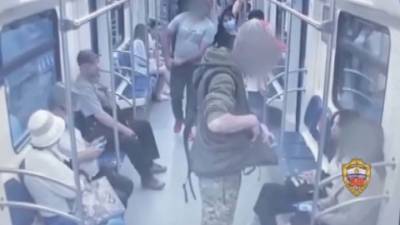 Пьяный москвич с помощью ножа пытался познакомиться с девушкой в метро